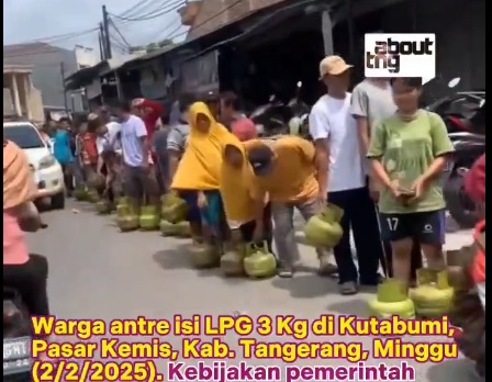 Antrean puluhan emak-emak dan warga yang ingin membeli gas di Tangerang, Banten. (Foto:X@AboutTNG)